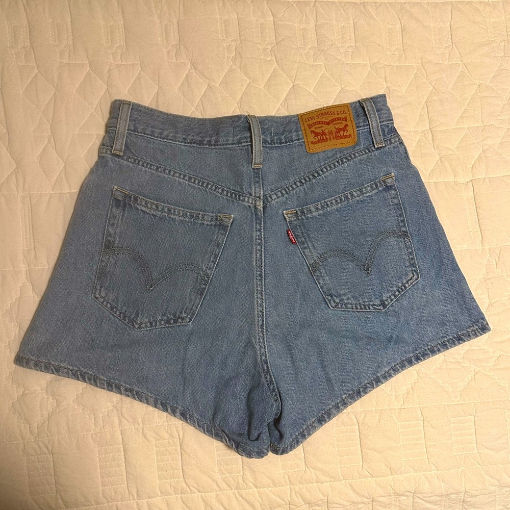 Levi’s high wasted mom shorts in size 28
